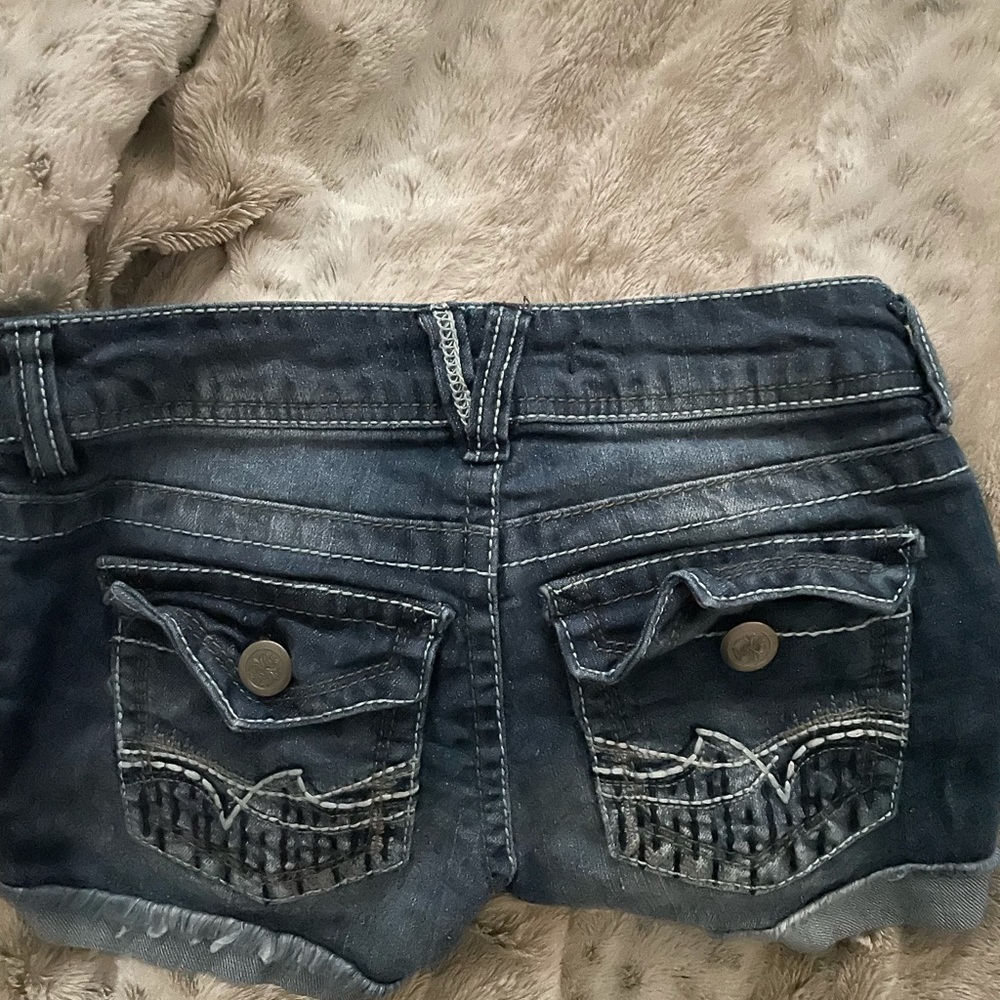 Short shorts - Picture 2 of 3